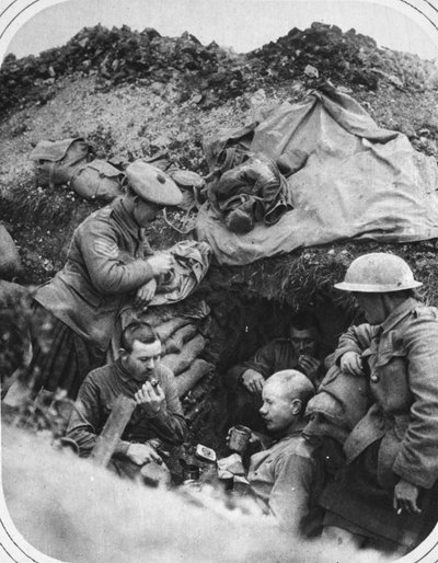 Essenszeit in den Schützengräben: Eine fröhliche Runde in einem Unterstand während des britischen Vormarsches, Illustration aus The Illustrated War News, 6. September 1916 von English Photographer